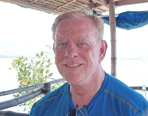 <span>Sam, 72</span>&nbsp;<span style='width: 25px; height: 16px; float: right; background-image: url(/bitmaps/flags_small/CA.PNG)'>&nbsp;</span><br><span>Edmonton, Canadá</span>&nbsp;<input type='button' class='joinbtn' style='float: right' value='JOIN NOW' />